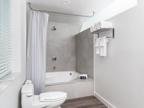 Essex House by Clevelander Miami Beach Florida — Bathroom