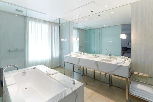 Establishment Hotel — Bathroom