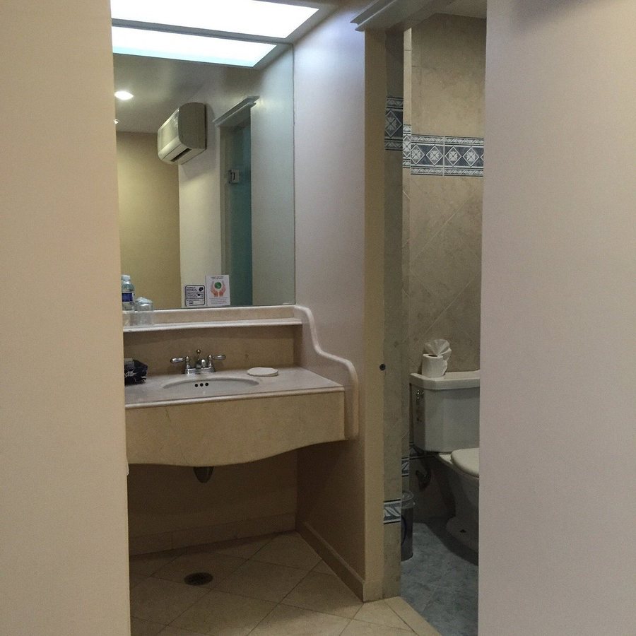 Estancias Vive Mx Cuauhtemoc — Bathroom