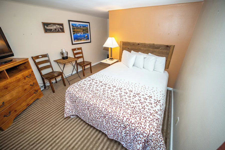 Estes Mountain Inn — Guest room