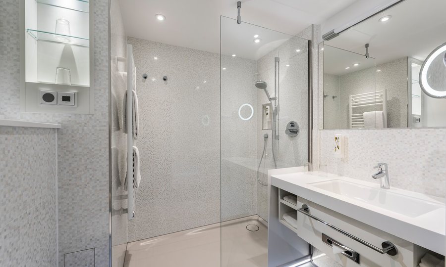 Estrel Tower Berlin — Bathroom