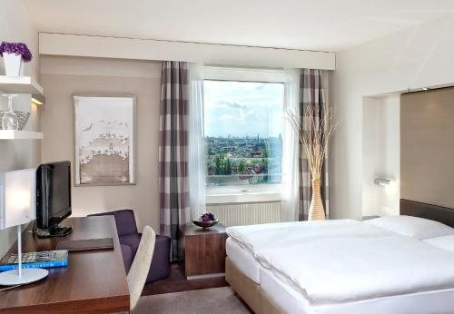 Estrel Tower Berlin — Guest room