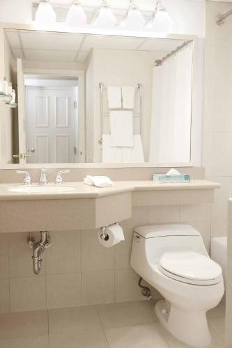 Ethan Allen Hotel — Bathroom