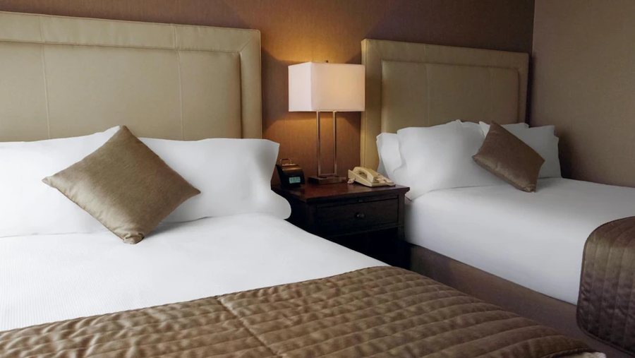 Ethan Allen Hotel — Guest room