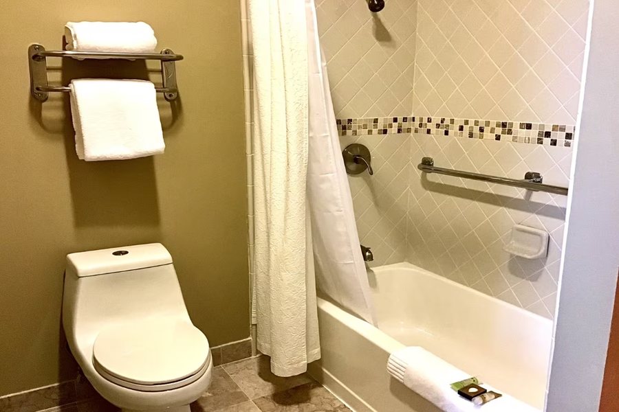Eureka Inn — Bathroom