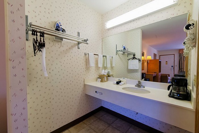 Eureka Springs Heritage Motel — Bathroom