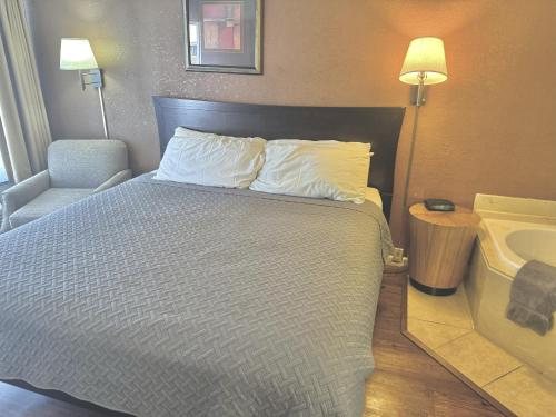 Eureka Springs Heritage Motel — Guest room