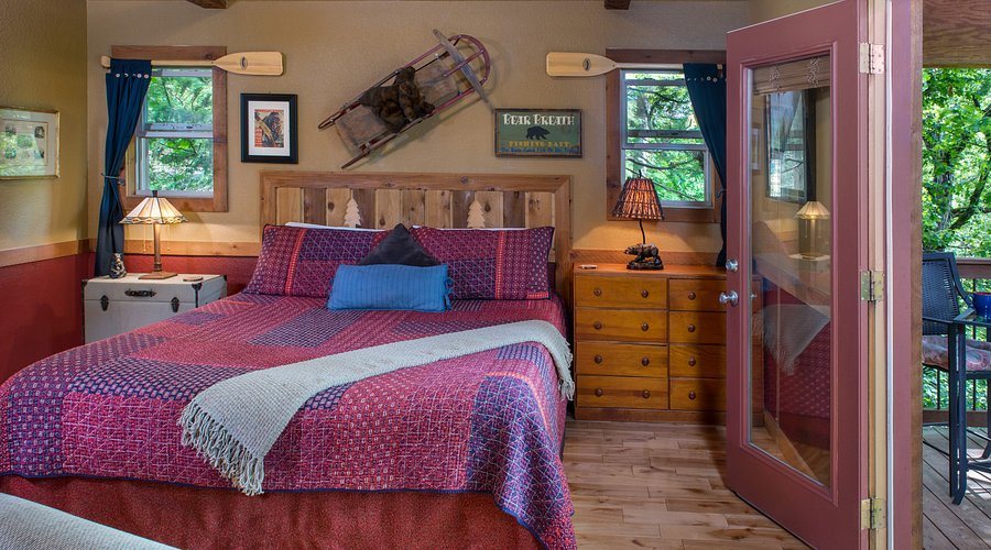Eureka Sunset Cabins — Guest room