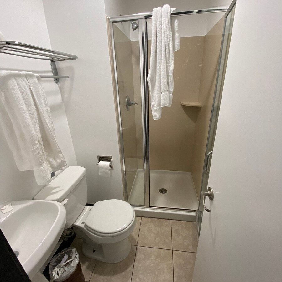 Europa Hostel — Bathroom