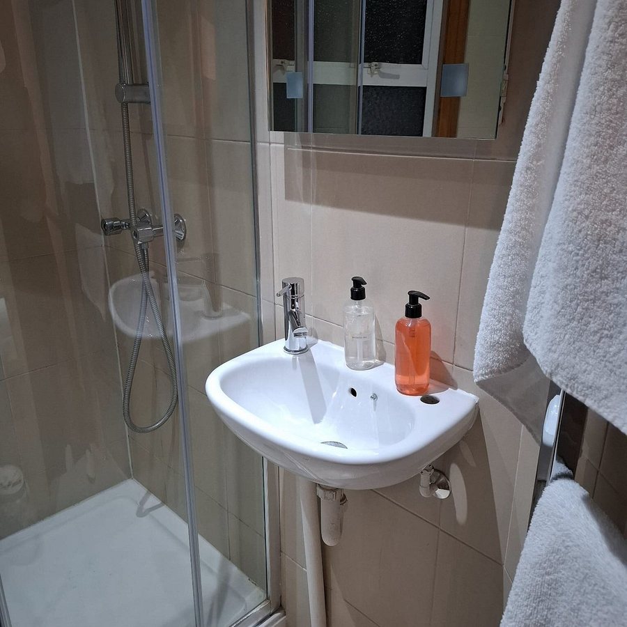 Europa House Hotel — Bathroom