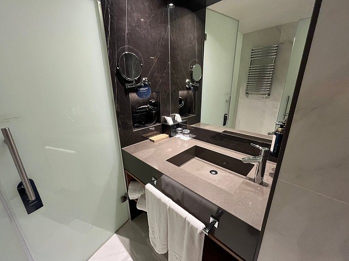 Eurostars Aliados — Bathroom