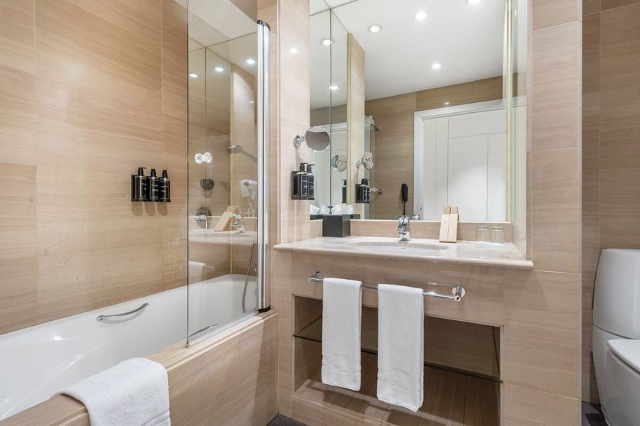 Eurostars Gran Madrid — Bathroom
