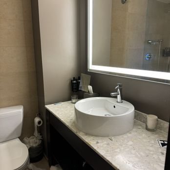 Eurostars Magnificent Mile — Bathroom