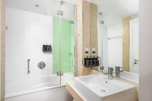 Even Hotel Manchester Airport by IHG — Bathroom