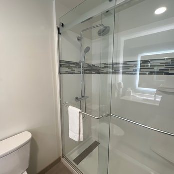 EVEN Hotel Pittsburgh Downtown by IHG — Bathroom