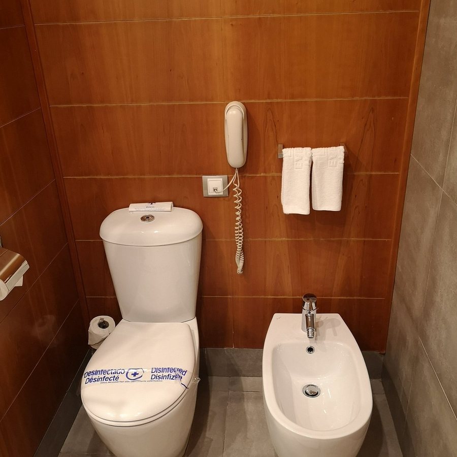 Evenia Rossello Barcelona Catalonia — Bathroom