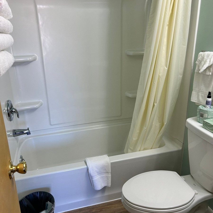 Evening Star Motel — Bathroom