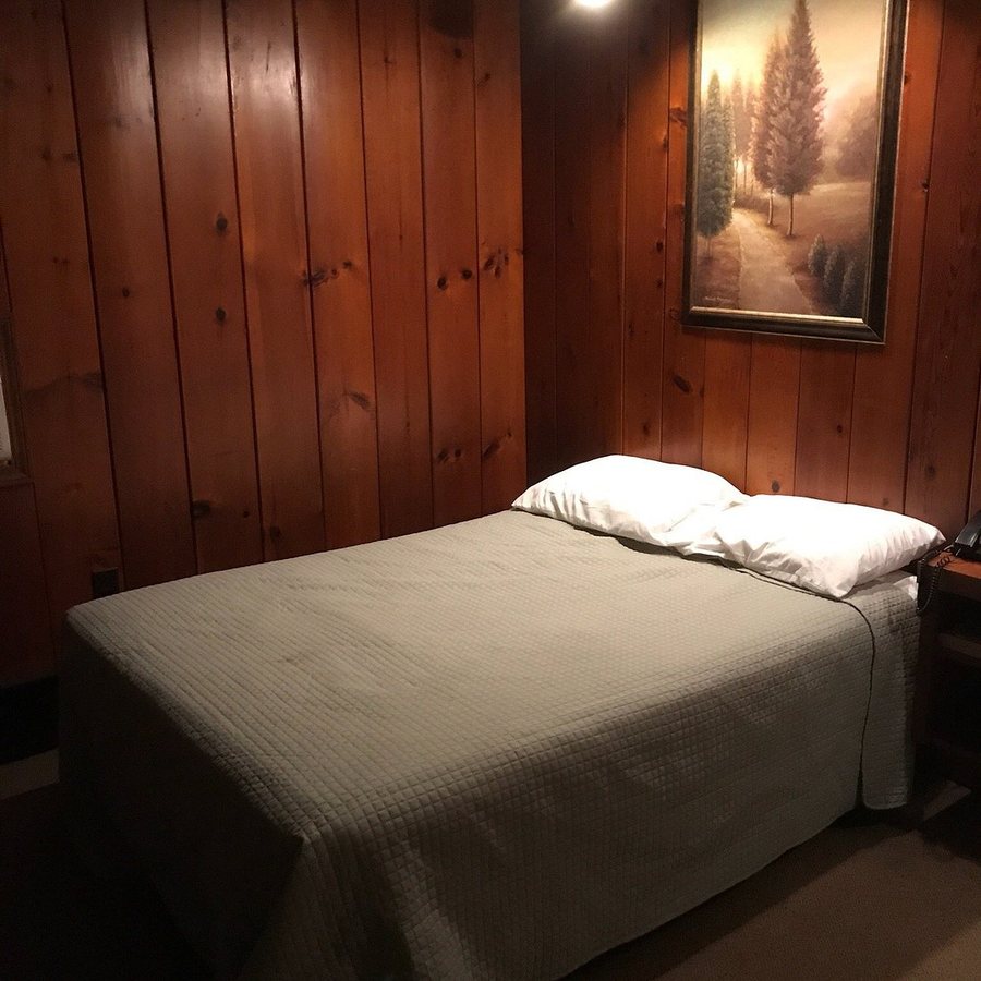 Evergreen Inn Osceola Iowa — Guest room