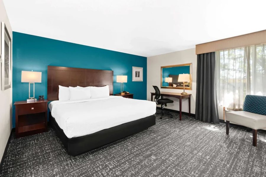 Evergreen Inn Suites Portland Airport — Guest room