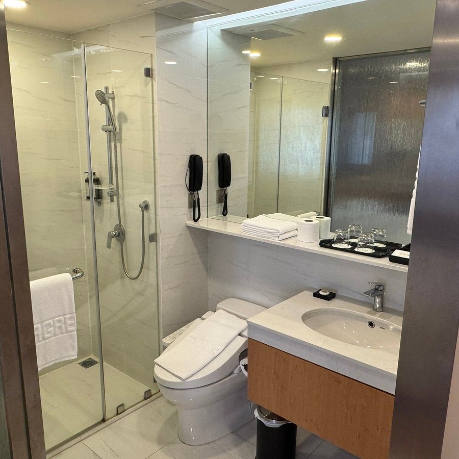 Evergreen Laurel Hotel Shanghai — Bathroom