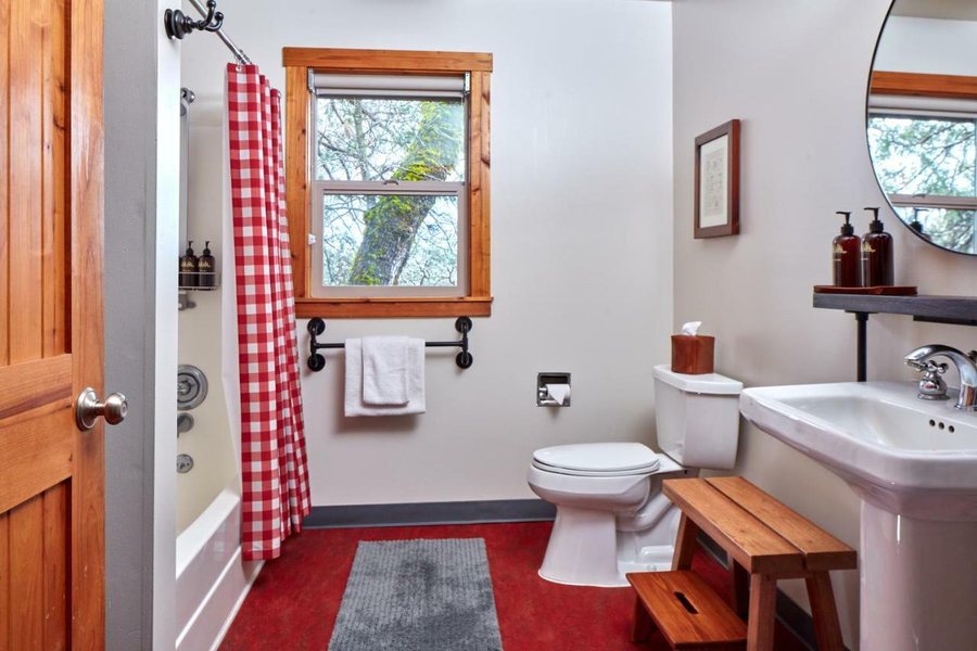 Evergreen Lodge at Yosemite Groveland California — Bathroom