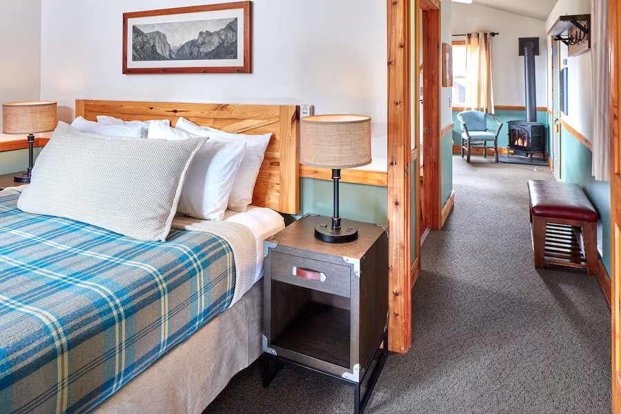 Evergreen Lodge at Yosemite Groveland California — Guest room
