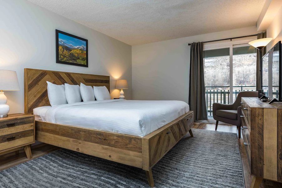 Evergreen Lodge — Guest room