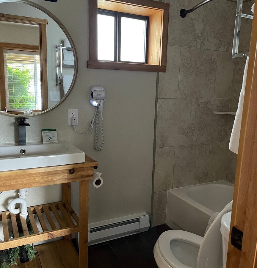 Evergreen Motel — Bathroom