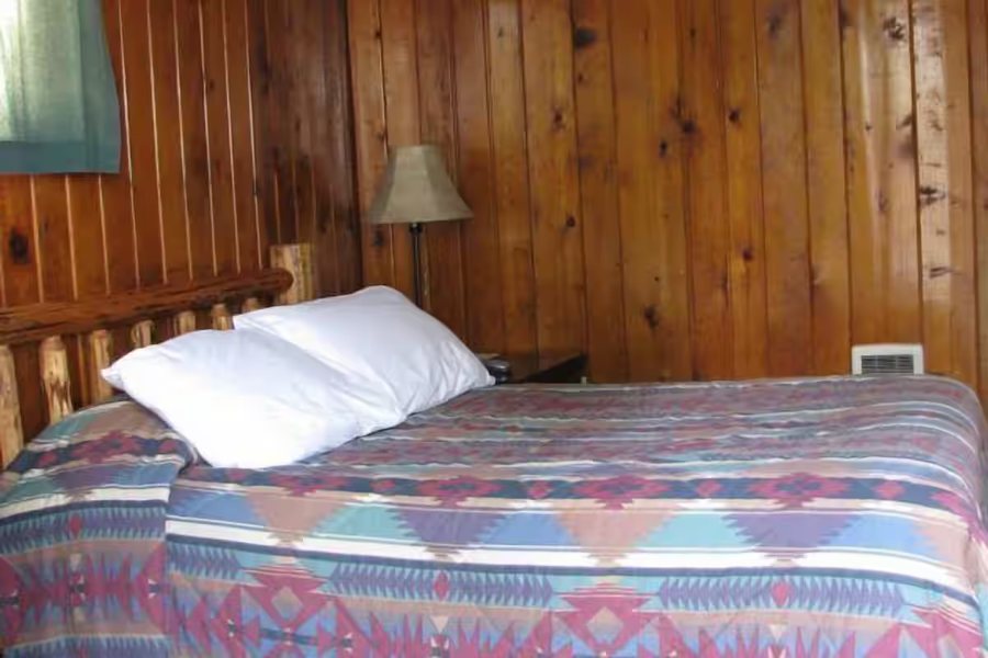 Evergreen Motel — Guest room