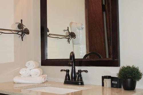 Evergreen Motel — Bathroom