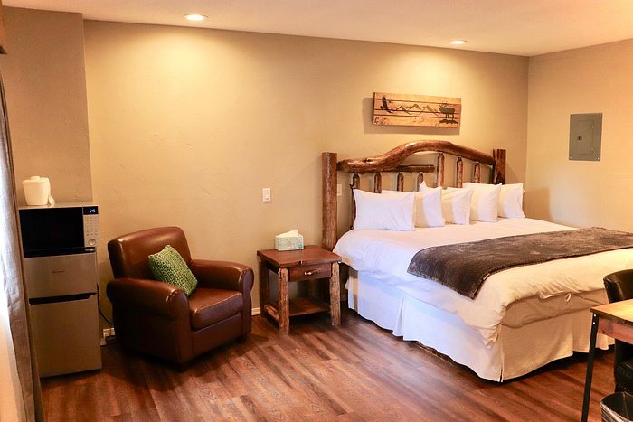 Evergreen Motel — Guest room