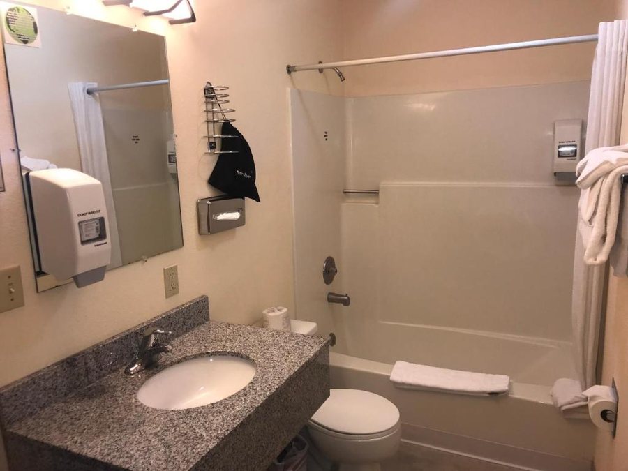 Evergreen Motel — Bathroom