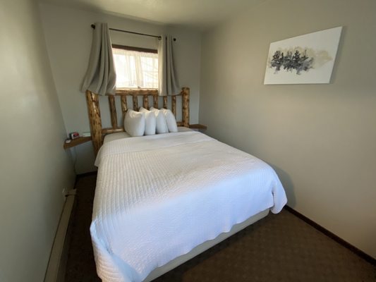 Evergreen Motel — Guest room