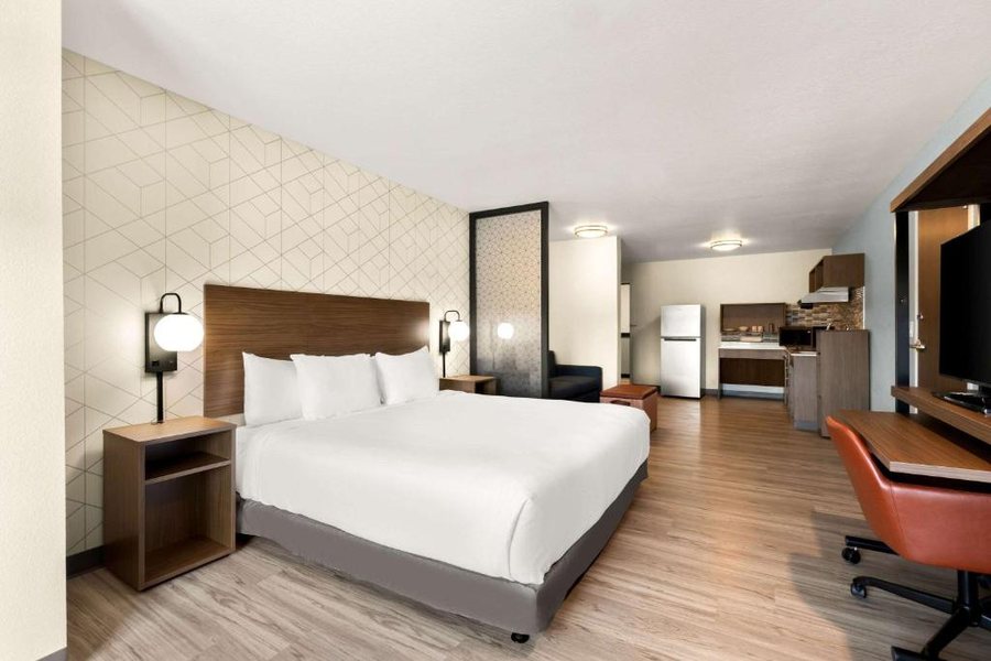 Everhome Suites Nampa Boise — Guest room
