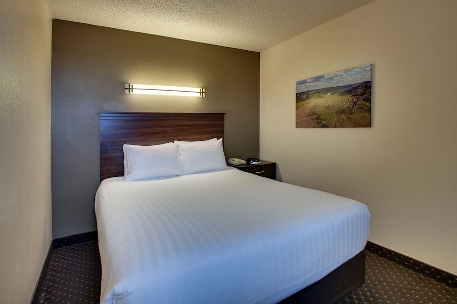 Everspring Inn — Guest room