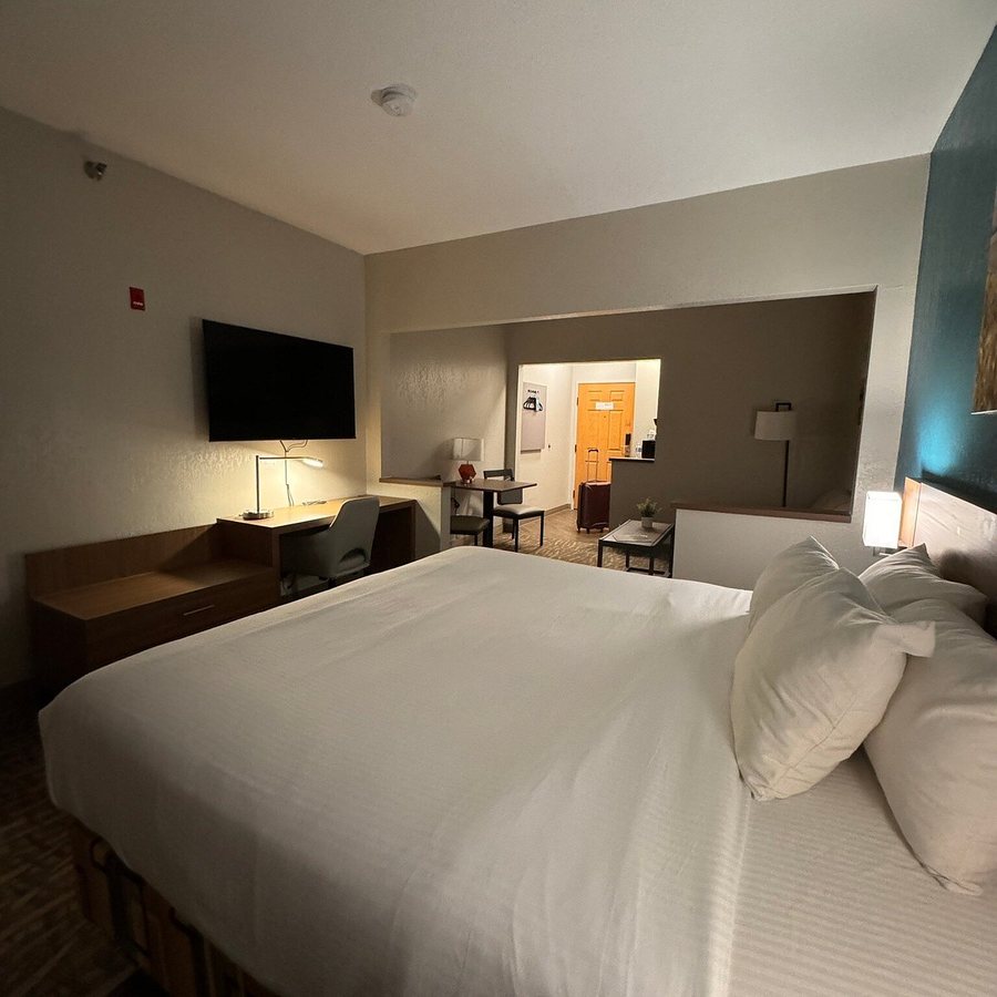 EverSpring Suites — Guest room