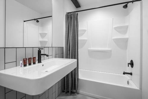 Evo Hotel — Bathroom