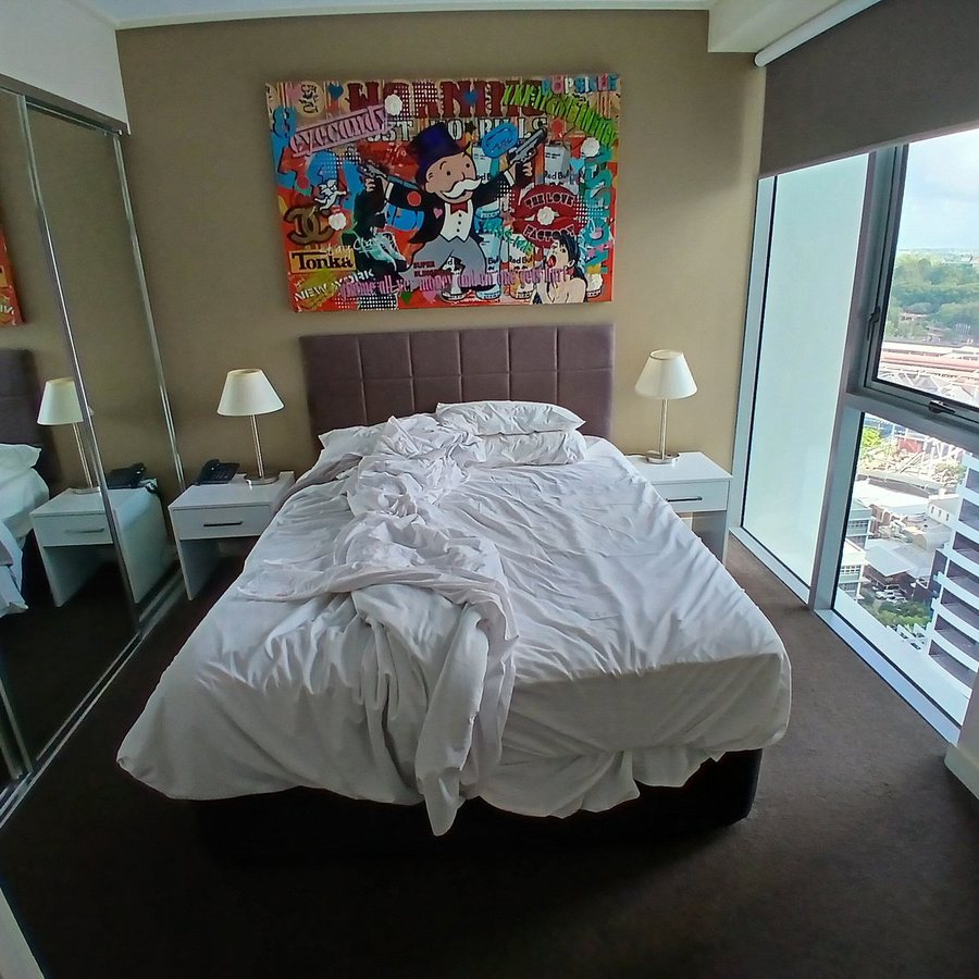 Evolution Apartments — Guest room
