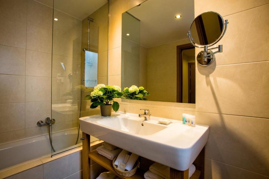 Evripides Hotel — Bathroom