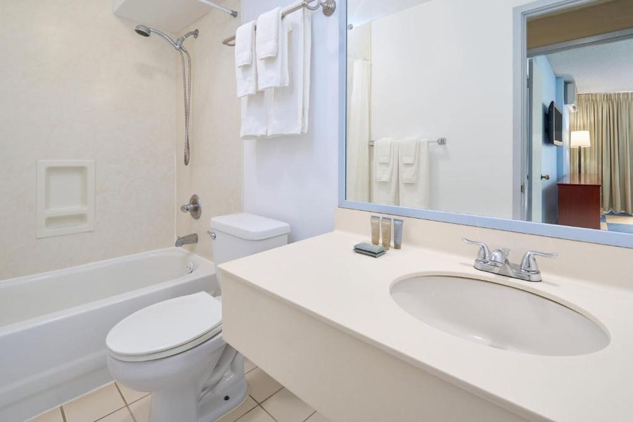 Ewa Hotel Waikiki — Bathroom
