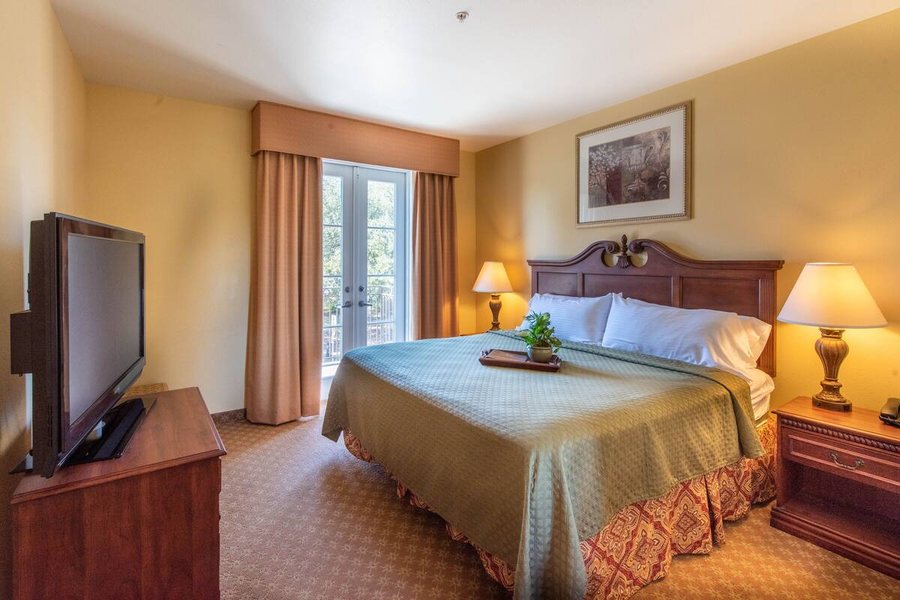 Excellent Inn Suites — Guest room