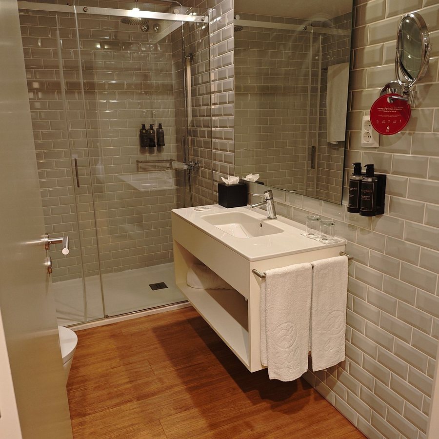 Exe Almada Porto — Bathroom