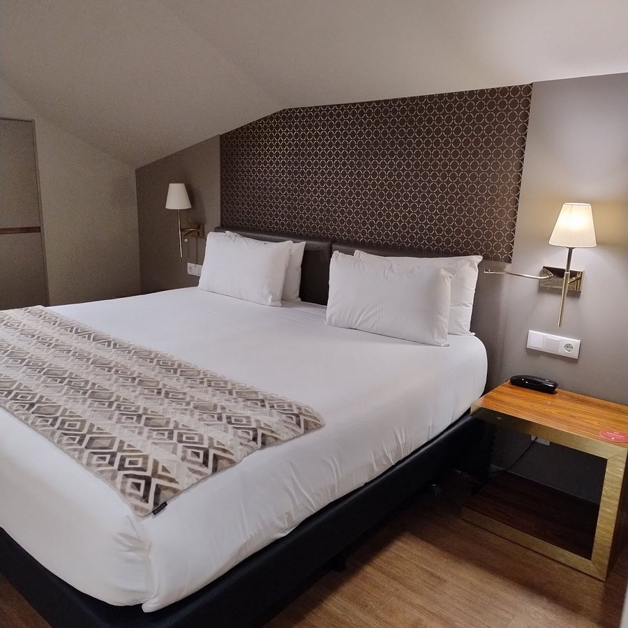 Exe Almada Porto — Guest room