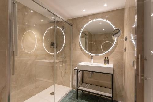 Exe Cristal Palace Barcelona Catalonia — Bathroom