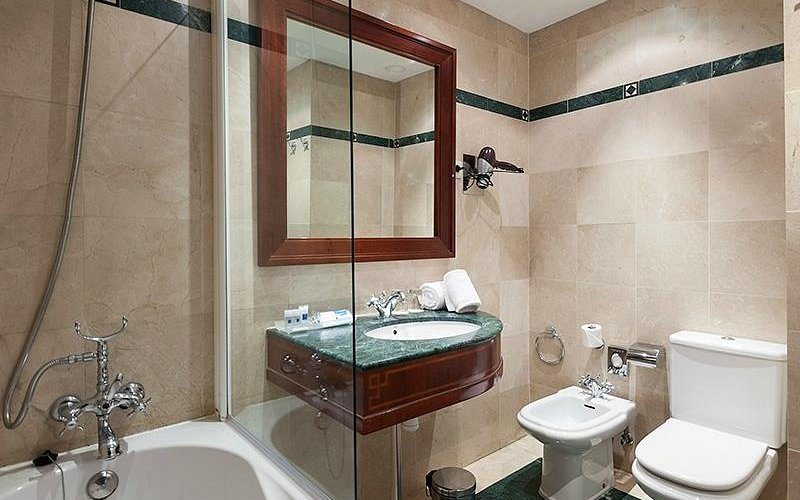 Exe Laietana Palace Barcelona Catalonia — Bathroom