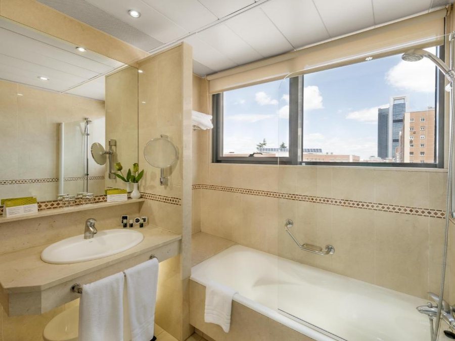 Exe Madrid Norte — Bathroom