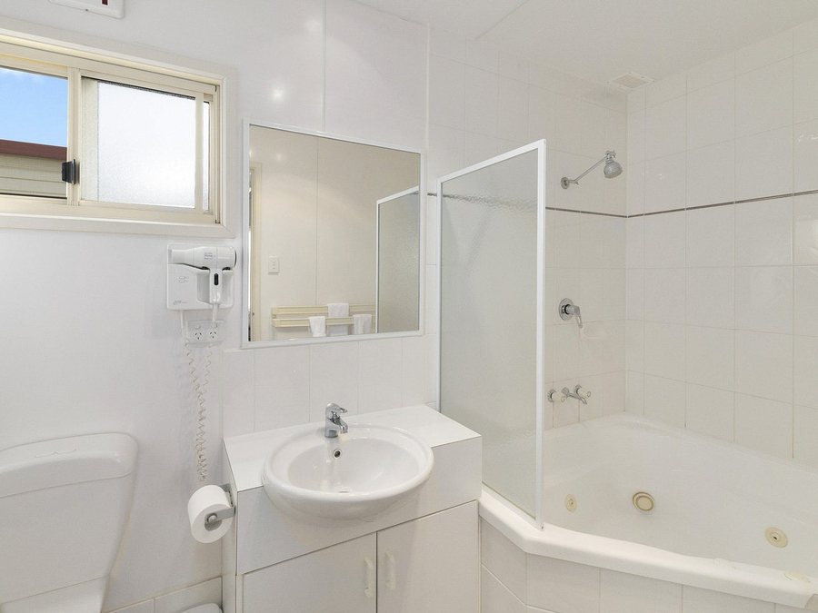 Executive Hideaway Motel — Bathroom