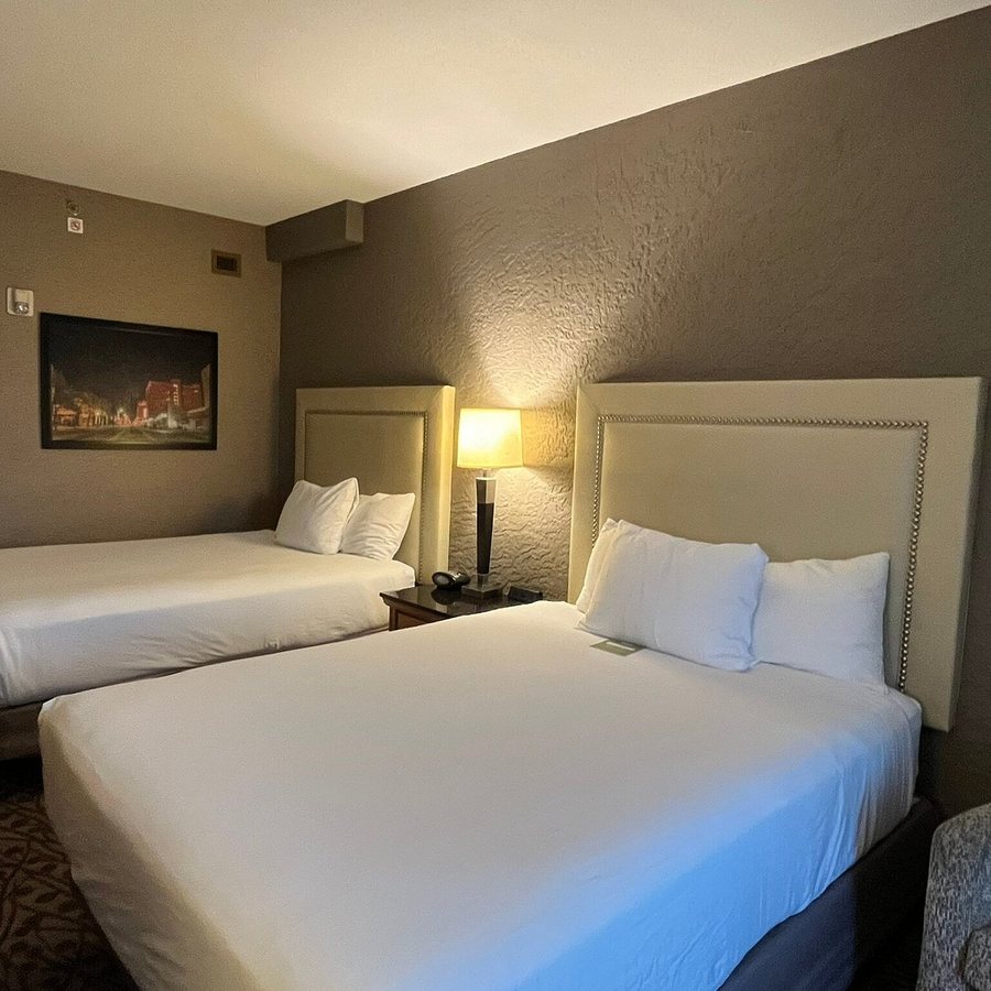 Executive Inn — Guest room