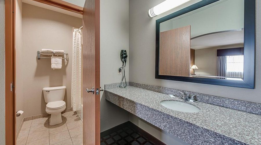 Executive Inn and Suites — Bathroom
