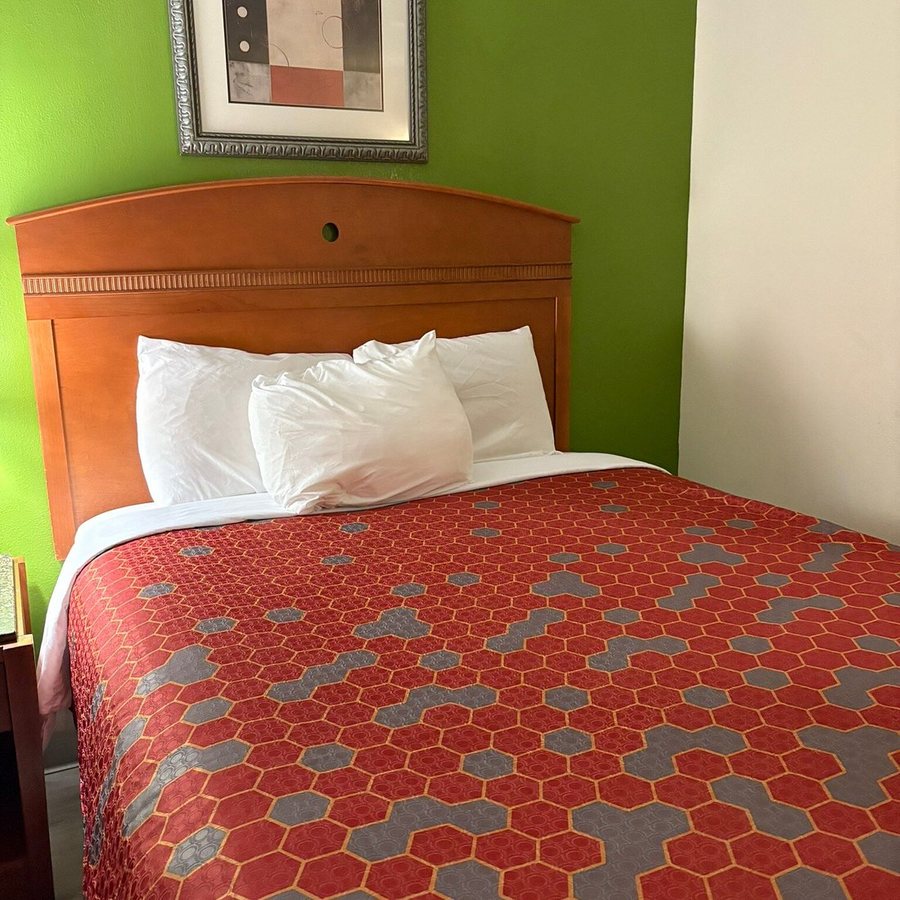Executive Inn and Suites Wichita Falls — Guest room
